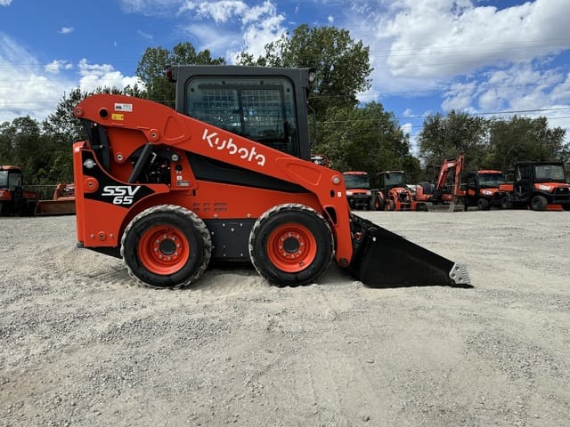 2025 Kubota SSV65PHC Equipment Image0