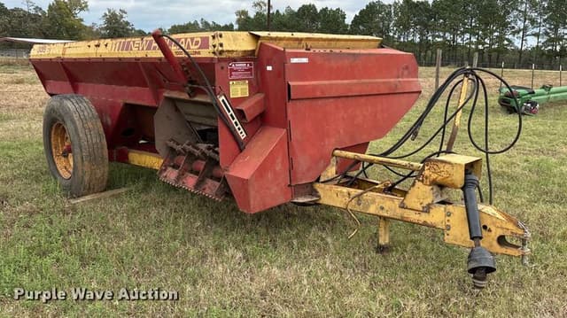 Image of New Holland 305 equipment image 2