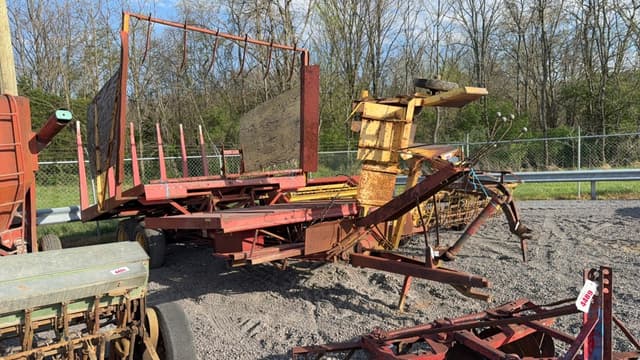 Image of New Holland 1033 equipment image 1