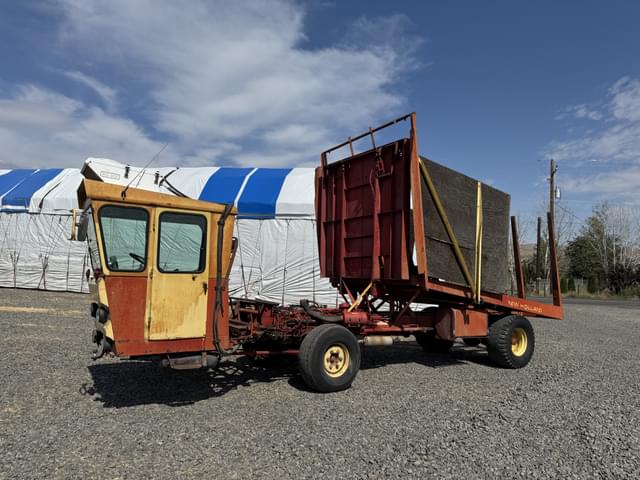 Image of New Holland 1048 equipment image 2