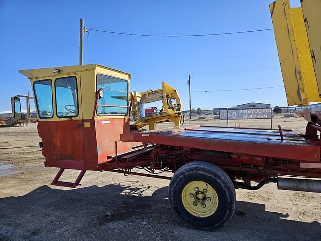 Image of New Holland 1048 equipment image 3