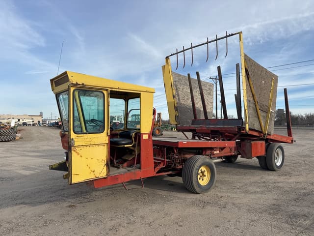 Image of New Holland 1048 equipment image 1