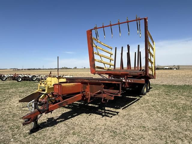 Image of New Holland 1068 equipment image 2