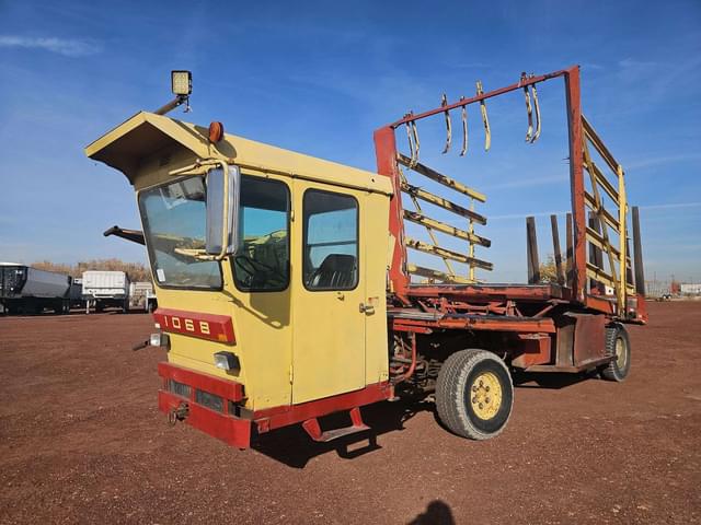 Image of New Holland 1068 equipment image 2