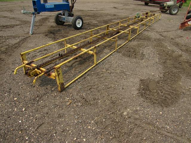 Image of New Holland 132 equipment image 2