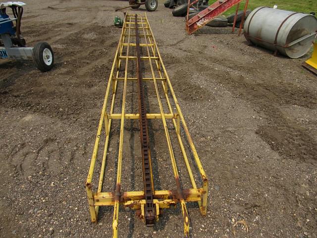 Image of New Holland 132 equipment image 4
