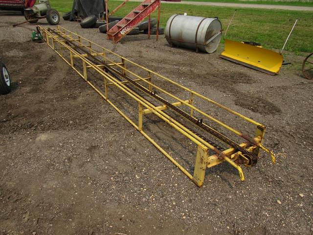 Image of New Holland 132 equipment image 3