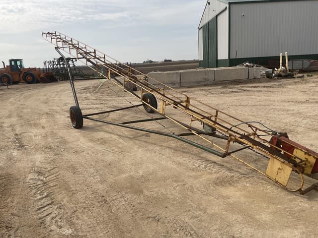 Image of New Holland 132 equipment image 2