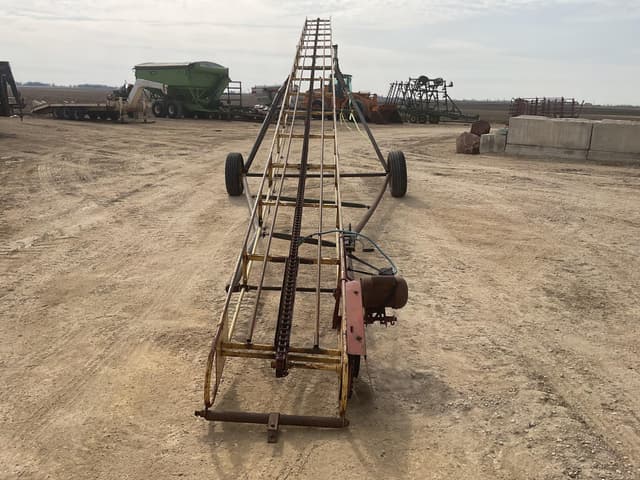 Image of New Holland 132 equipment image 1