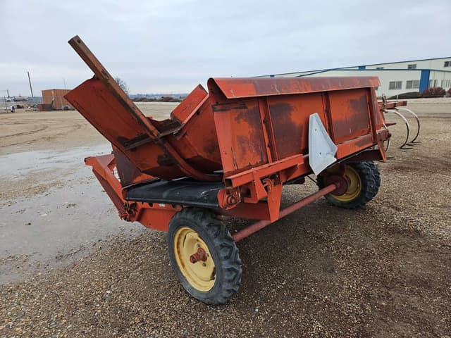 Image of New Holland 144 equipment image 4