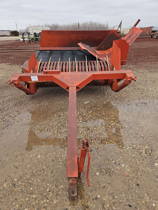 Image of New Holland 144 equipment image 2