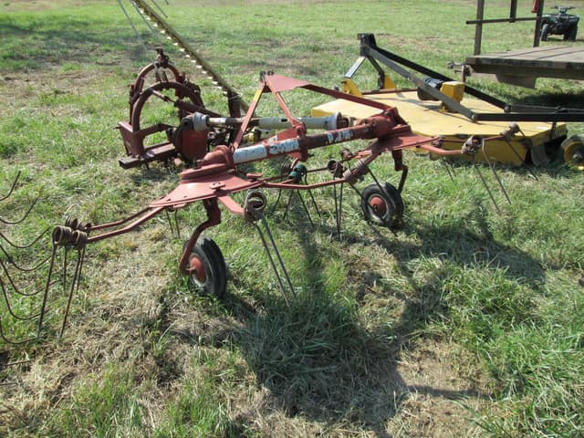 Image of New Holland 157 equipment image 3