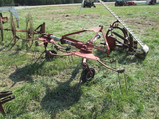 Image of New Holland 157 equipment image 2