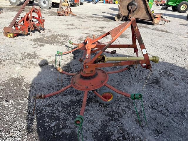 Image of New Holland 157 equipment image 2