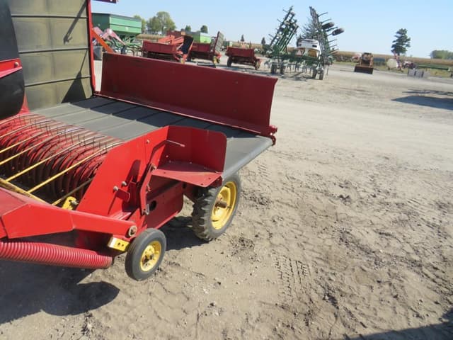 Image of New Holland 166 equipment image 2