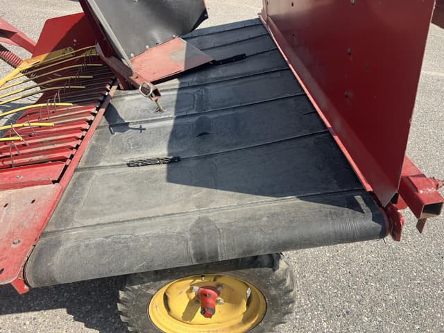 Image of New Holland 166 equipment image 3