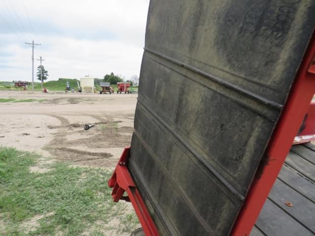 Image of New Holland 166 equipment image 3
