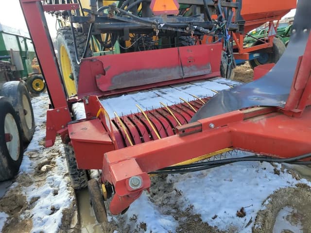 Image of New Holland 166 equipment image 2