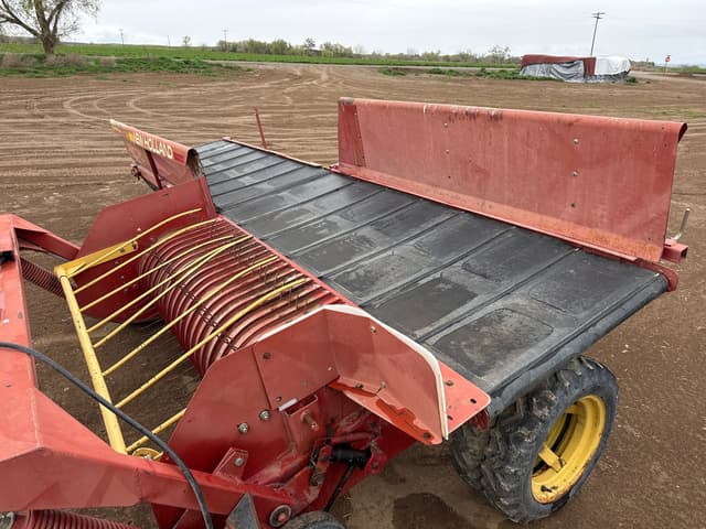 Image of New Holland 166 equipment image 2