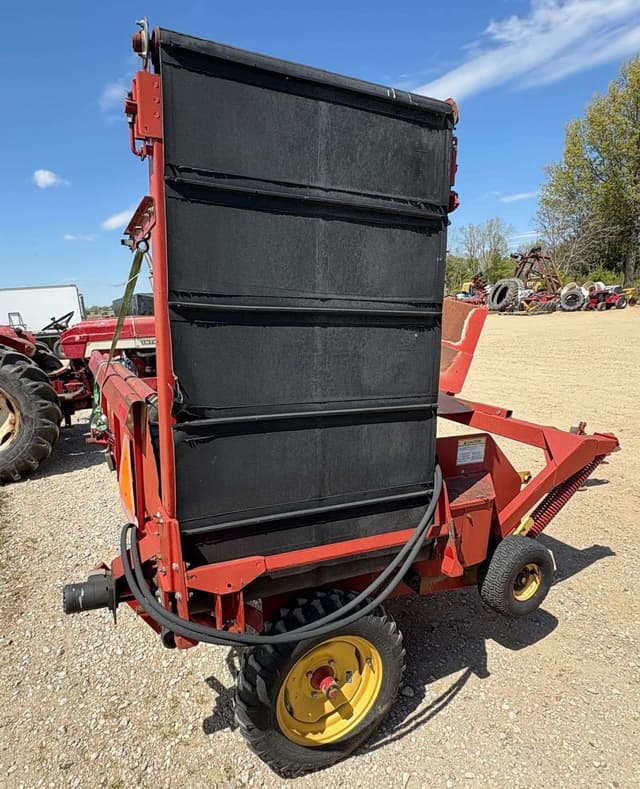 Image of New Holland 166 equipment image 4