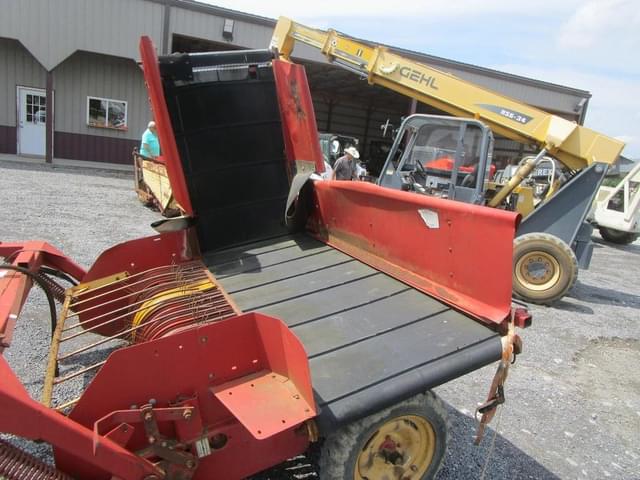 Image of New Holland 166 equipment image 2