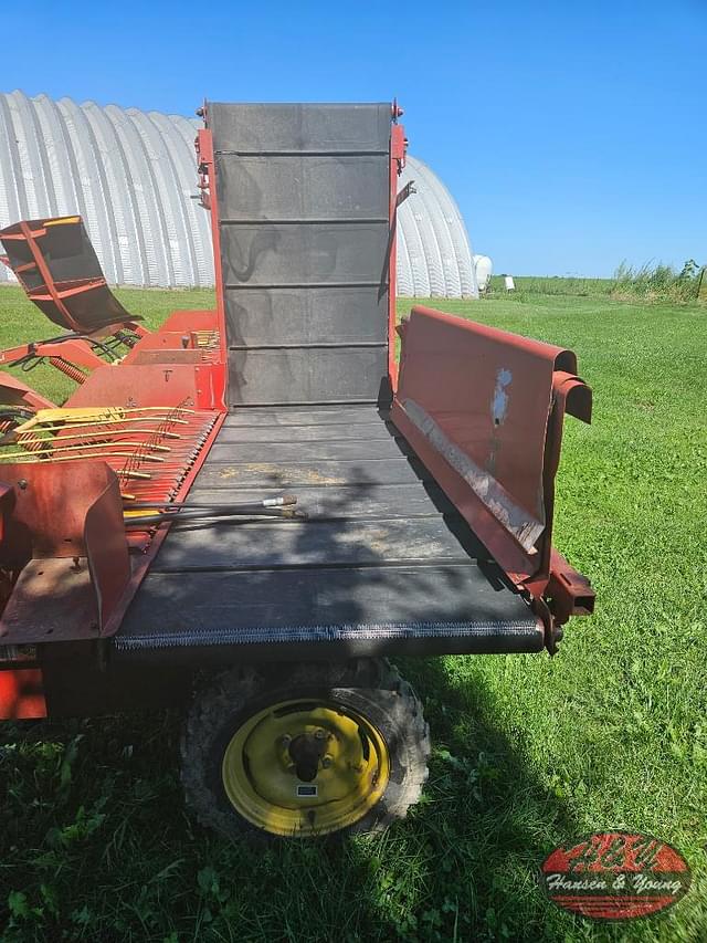 Image of New Holland 166 equipment image 2