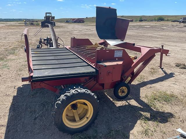 Image of New Holland 166 equipment image 1