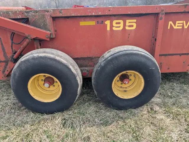 Image of New Holland 195 equipment image 3