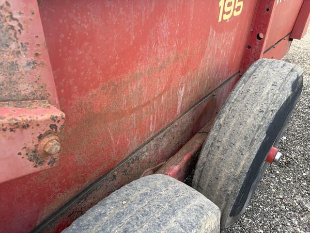 Image of New Holland 195 equipment image 4