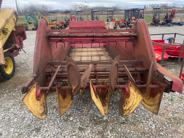 Image of New Holland 202 equipment image 4