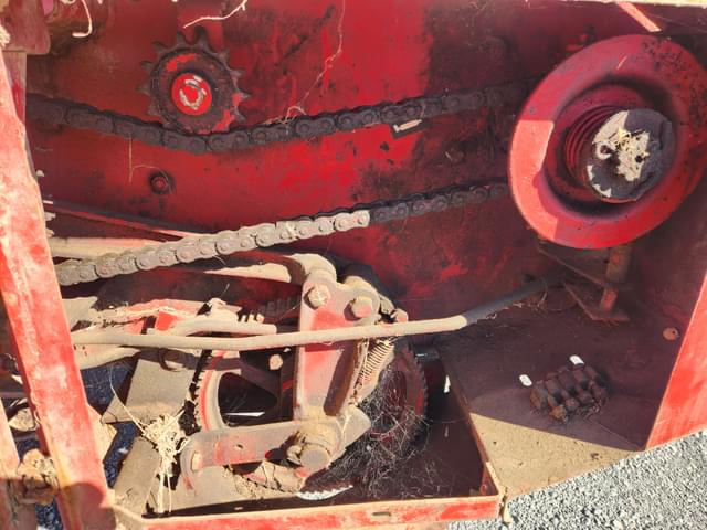 Image of New Holland 213 equipment image 4