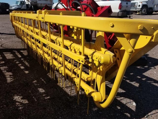 Image of New Holland 216 equipment image 4