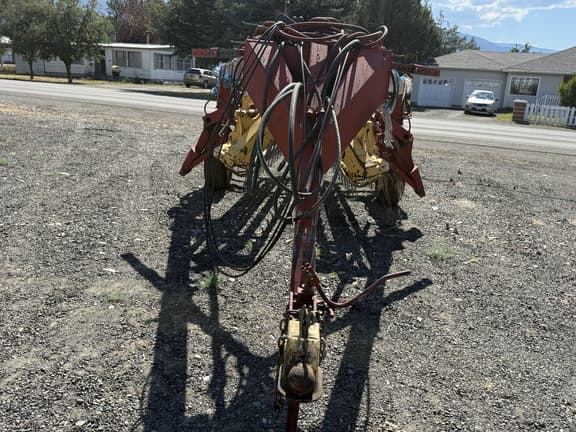 Image of New Holland 216 equipment image 2