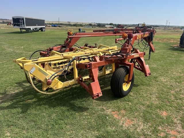 Image of New Holland 216 equipment image 2