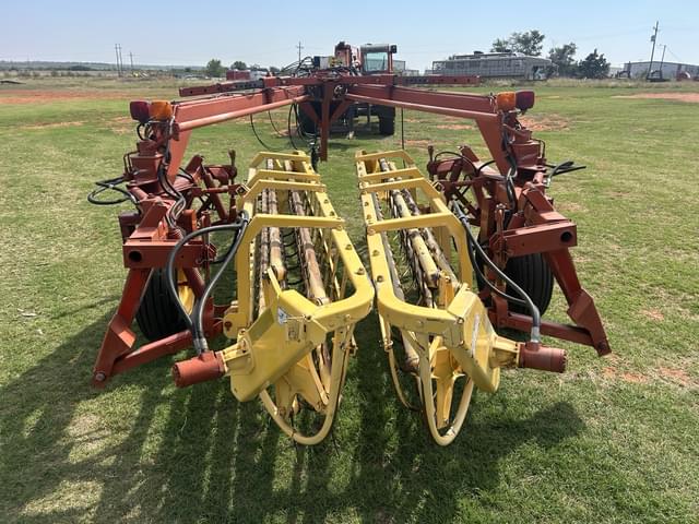 Image of New Holland 216 equipment image 3