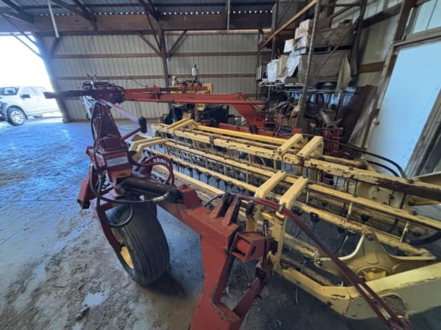 Image of New Holland 216 equipment image 4