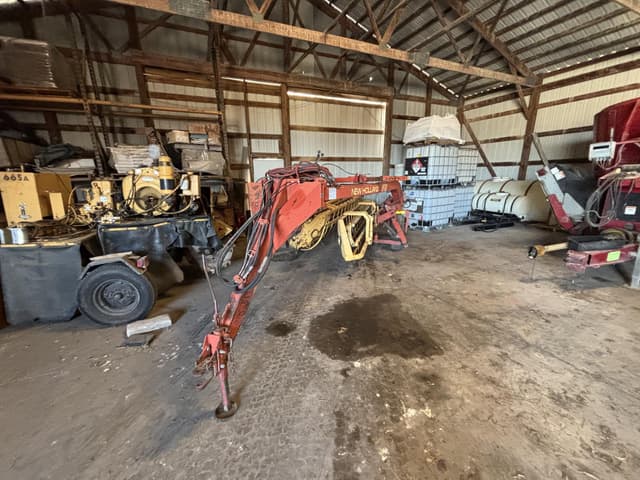 Image of New Holland 216 equipment image 3