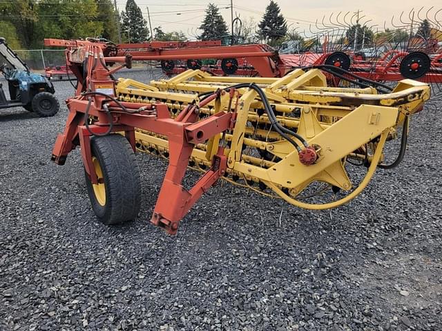 Image of New Holland 216 equipment image 1