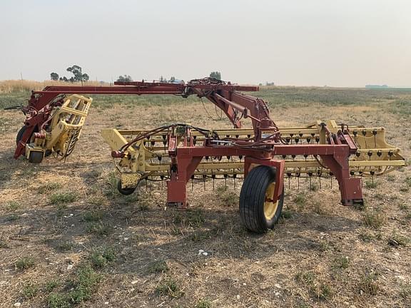 Image of New Holland 216 equipment image 2