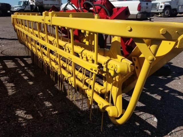 Image of New Holland 216 equipment image 4