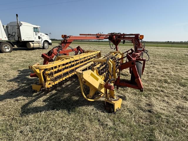 Image of New Holland 216 equipment image 2