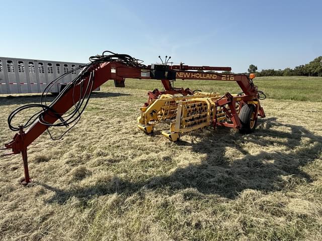 Image of New Holland 216 equipment image 3