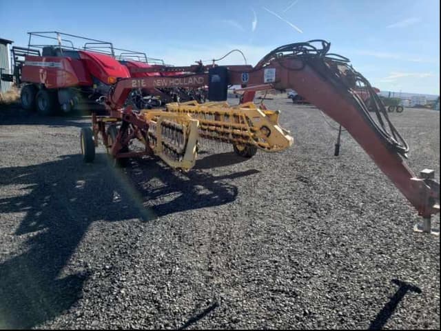 Image of New Holland 216 equipment image 4