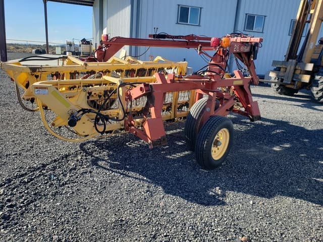 Image of New Holland 216 equipment image 3