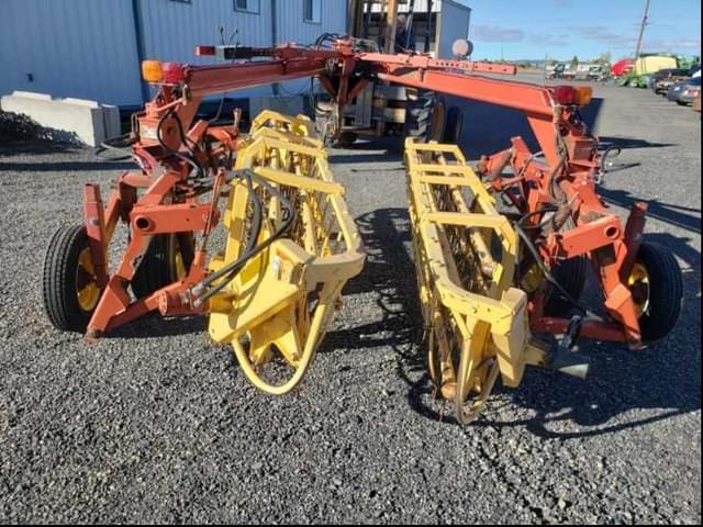 Image of New Holland 216 equipment image 2