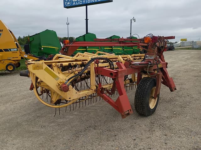 Image of New Holland 216 equipment image 3