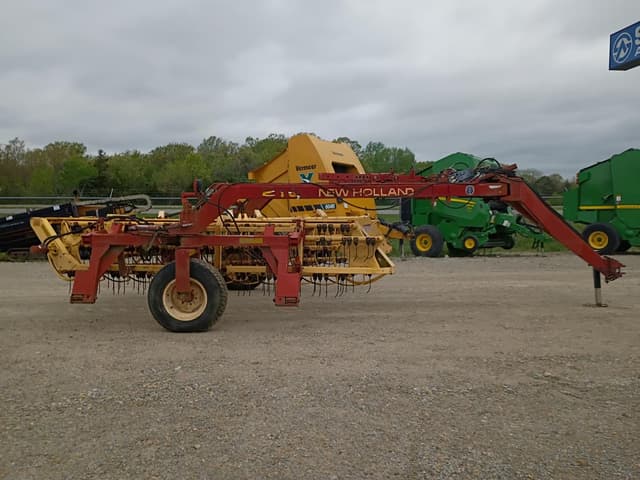 Image of New Holland 216 equipment image 4