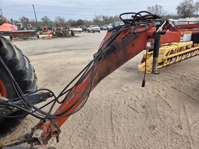 Image of New Holland 216 equipment image 3