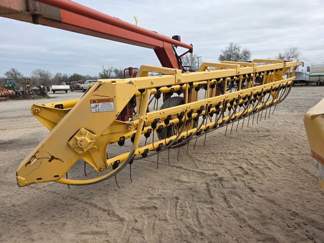 Image of New Holland 216 equipment image 4