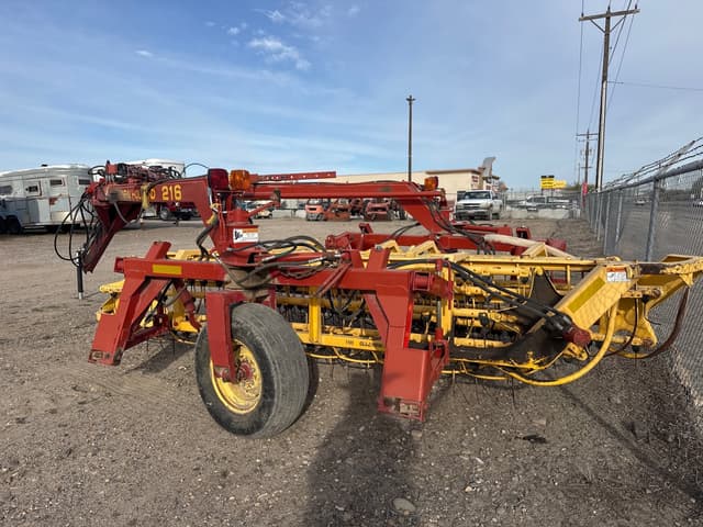 Image of New Holland 216 equipment image 2